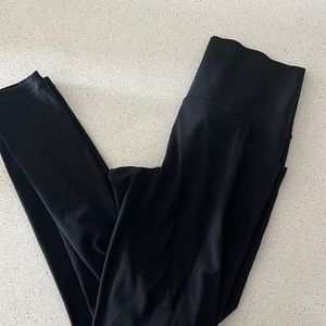 Athleta Salutation 7/8 stash pocket legging